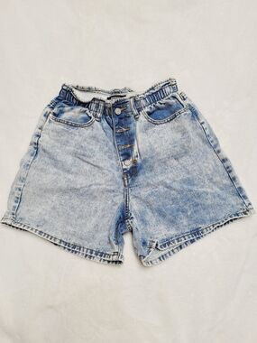 NWOT Missguided + Light Blue High-Rise Button-Front Denim Shorts